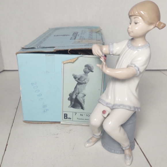 Lladro Pajama Manicurist porcelain girl with nail polish figurine w box - Picture 3 of 7